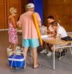 Una pareja vota este domingo en un colegio de Badalona