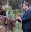 Macron saludando a un indígena que acababa de hacer una danza en su honor en Touho ayer en el norte de Nueva Caledonia durante la visita del presidente francés, que anunció una reforma constitucional específica para este territorio galo del Pacífico sur.