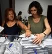 Trabajadoras de la junta electoral y representantes de partidos políticos inician el recuento de votos CERA en Palma de Mallorca