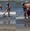 La tierna escena de una pareja de ancianos jugueteando en la playa que ha enamorado a millones de personas: "El amor no tiene edad"
