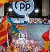 The leader and candidate of conservative Partido Popular (People's Party) Alberto Nunez Feijoo (C) gestures as he addresses supporters from a balcony of the PP headquarters in Madrid after Spain's general election on July 23, 2023. Widely expected to win today's snap election, the right-wing Popular Party was only a handful of votes ahead of the Socialists with two-thirds of the votes counted, leaving Prime Minister Pedro Sanchez a chance to cling onto power. (Photo by OSCAR DEL POZO / AFP)