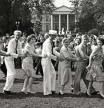 Americanos de todas las edades festejan la rendición de Japón bailando sobre el césped de la Casa Blanca, 14 de agosto de 1945.