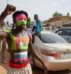 Los simpatizantes de los golpistas de Níger son imaginativos, como este joven que se pintó en el cuerpo la bandera nacional y la de Rusia, la potencial aliada