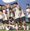 Estreno con incógnitas.Xavi contó con Lamine Yamal en el último entrenamiento en la ciudad deportiva antes del debut liguero en Getafe, con Sergi Roberto, Oriol Romeu, Marcos Alonso e Iñaki Peña pendientes de inscripción