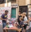 Nuevos vecinos y turistas también decoran las calles de Gràcia