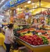 UN PUESTO DE FRUTAS Y VERDURAS EN EL INTERIOR DEL MERCAT DE SANTA CATERINA..LAS FRUTAS Y VERDURAS SON UNO DE LOS ALIMENTOS QUE QUEDAN EXENTOS DE IVA