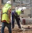 Los trabajos al aire libre , como la construcción –en la imagen, dos operarios de las obras del tranvía en Barcelona– están entre los más afectados