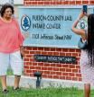 Atlanta (United States), 18/08/2023.- Denise Anderson (L) of Ohio has her photo taken by her niece Miracle Johnson (R) outside the Fulton County Jail after a grand jury indictment against former US President Donald Trump and 18 co-defendants for 2020 election interference in Atlanta, Georgia, USA, 18 August 2023. Defendants in the case have until noon on 25 August 2023 to surrender at the jail. Fulton County District Attorney Fani Willis announced the criminal charges against former President Trump and the others in an alleged sweeping and wide-ranging criminal conspiracy. EFE/EPA/ERIK S. LESSER