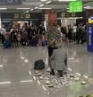 Un hombre le pide matrimonio a su novio en la terminal de llegadas del aeropuerto de Mallorca