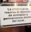 Un cartel explicando el derecho de admisión