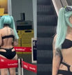 Una mujer llega al aeropuerto en bikini y no la dejan tomar el vuelo