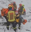 Momento del rescate a tres excursionistas rescatados en los Pirineos con signos de hipotermia grave