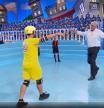 Fernando Romay y el jugador de Yepes tras ganar más puntos en la prueba de los 'Super bolos'.