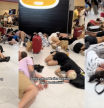 Cientos de pasajeros durmiendo en el suelo del aeropuerto de Ibiza tras una noche de fiesta: “Parece un campo de batalla”