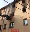 Bomberos trabajando en el incendio de un piso en el barrio de La Mariola.