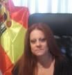 Esmeralda Pastor con la bandera del águila, símbolo del franquismo.
