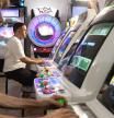 Dos jugadores prueban las máquinas de la Asociación Arcade ubicada en Cornellà de Llobregat
