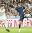 MADRID, 17/09/2023.- El centrocampista japonés de la Real Sociedad, Take Kubo (d), intenta controlar el balón ante el defensa del Real Madrid, Fran García, durante el encuentro correspondiente a la quinta jornada de primera división que disputan hoy domingo en el estadio Santiago Bernabéu, en Madrid. EFE / Juan Carlos Hidalgo.