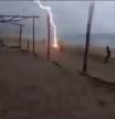 Captan el momento en el que un rayo alcanza a dos personas en la playa y fallecen por el impacto