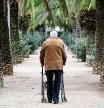 foto XAVIER CERVERA 06/11/2020 un senor anciano de 90 anos, que pasea, y se sienta en un banco del parc de l escorxador, eixample ,barcelona, donde vive (nacio en 1930 y crecio en el poblesec) esta bien de salud y cabeza clara... aunq sufre algo de demencia (el alzheimer es un tipo de demencia) dice q prefiere el caminador respecto al baston porque es mas estable y cuando quiere, se puede sentar en el. a pesar del frio otoñal y dia algo lluvioso, ha salido a pasear con su acompanante (mientras su esposa se quedo en casa) durante la segunda oleada d la pandemia del coronavirus (covid-19)