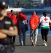 Migrantes recién llegados son conducidos a la Cruz Roja en el puerto de Arguineguín, Gran Canaria