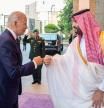 Mohamed bin Salman recibiendo a Joe Biden a su llegada a Yida en verano del año pasado