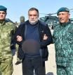 El ex primer ministro de Nagorno-Karabaj, Rubén Vardanián, ayer entre dos funcionarios de seguridad azerbaiyanos tras su detención