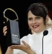 La directora donostiarra Jaione Camborda sostiene orgullosa la Concha de Oro