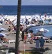 Turistas en Tenerife; las islas Canarias comienzan ahora su temporada alta
