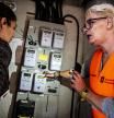 foto XAVIER CERVERA 08/11/2018 
Yolanda, en el piso de carmen, en ciutat meridiana, nou barris distrito, barcelona, es una agente energetica del ajuntament de barcelona q visita pisos y ayuda en diferentes aspectos : mejorar gasto electrico, cambiar lamparas, optimizar caldera, sellar bien las puertas para q no entre el frio, etc
Los participantes en el segundo Congrés Català de Pobresa Energètica han exigido hoy a la Generalitat que, de una vez, siente en la mesa de negociación a las compañías eléctricas para firmar los convenios en los que se debe determinar quién sufraga las facturas impagadas de la familias que han recurrido a la ley 24/2015 para que no les corten el suministro. La alcaldesa de Barcelona Ada Colau,junto a otros ayuntamientos y la Taula del Tercer Sector Social,ha liderado la reivindicación para que se pacte una condonación de la deuda acumulada por las personas sin recursos. Que deben ser las compañías las que asuman la totalidad de los impagos acumulados.