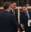 Félix Bolaños saluda a Gabriel Rufián ante la presencia de Pedro Sánchez