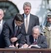 Shimon Peres estampando su firma en los acuerdos de Oslo, en 1993