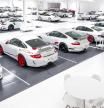 La obsesión de un rico coleccionista de coches por los Porsche de color blanco
