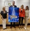 El alcalde y las concejalas responsables de las actividades navideñas, con el cartel anunciador.