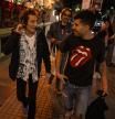 Ron Wood fue agasajado ayer por unos fans a su llegada al hotel Palace, donde le esperaba Mick Jagger