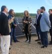 La consellera Ester Capella, en el centro, durante su visita a la planta fotovoltaica de la C-32 en Mataró