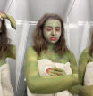 La desesperación de una joven al pintarse todo el cuerpo de verde y ver que no se puede quitar el color: “Su Halloween se alargó”