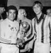 Héctor Chumpitaz y Johan Cruyff, con el trofeo que conquistó la selección americana