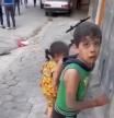 Hermanos se reúnen en la calle de Gaza tras un bombardeo