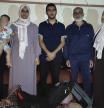 Miembros de la familia Hamdan, atrapada en Gaza, junto a las maletas con las que escaparon de su casa