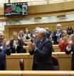 MADRID, 14/11/2023.- El senador del PP, Javier Arenas (i) junto a sus compañeros aplauden después de que el pleno de la Cámara Alta aprobase la reforma del Reglamento que pretende dilatar la aprobación de la ley de amnistía con mayoría absoluta del PP, el apoyo de los senadores de Vox y UPN y entre quejas de la izquierda, que considera que este cambio reglamentario es inconstitucional. EFE/ Sergio Perez