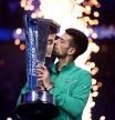 Novak Djokovic besa la copa de maestros, este domingo en Turín