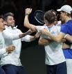 El equipo italiano, con Sinner de azul, celebra su título de la Copa Davis este domingo en Málaga