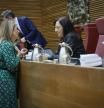 La consellera de Turismo, Nuria Montes, habla con la presidenta de Les Corts, Llanos Massó.