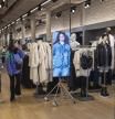 TIENDAS DE ROPA DE BARCELONA DONDE ABUNDA LAS PRENDAS FAST FASHION, FENÓMENO DE PRODUCCIÓN Y CONSUMO MASIVO QUE SE INCREMENTA A LA MISMA VELOCIDAD A LA QUE CAMBIAN LAS TENDENCIAS. TIENDA PRIMARK
