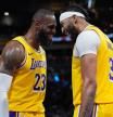 LeBron James y  Anthony Davis celebran la victoria tras el pitido final