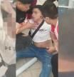 Cuatro detenidos en una pelea multitudinaria entre embaladores clandestinos de maletas en el aeropuerto de Barcelona