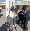 ADOLESCENTES UTILIZANDO EL MOVIL A LA SALIDA DE UN INSTITUTO DE SANT CUGAT