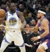Draymond Green lanza la pelota contra Devin Booker en el partido frente a los Suns este martes