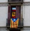 Reflejo de la bandera de España en un balcón de la plaça de Sant Jaume . Reunido el Govern de la Generalitat por la crisis de cuestión de confianza entre Junts i ERC, socios de gobierno, Barcelona, 28 de Septiembre 2022. Joan Mateu Parra/Shooting